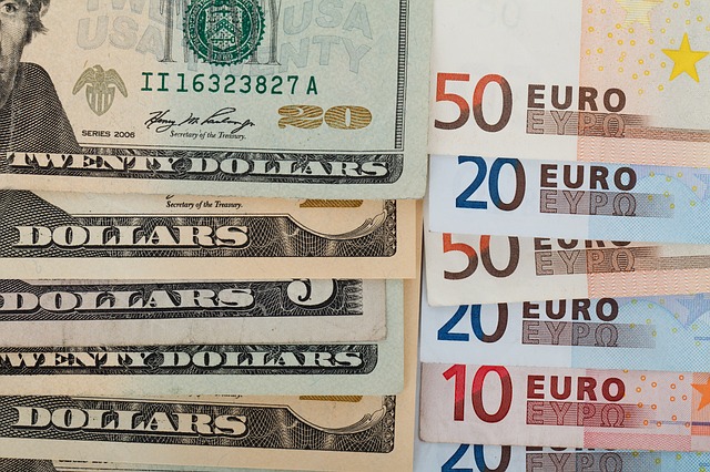 Dollarsedlar jämte Eurosedlar som illustrerar valutaparet USD/EUR.